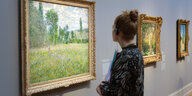 Bildbetrachtend: eine Frau vor einem Monet in Potsdams Barberini-Museum