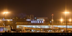 Blick auf den Bremer Flughafen bei Nacht: Die Subvention der Airport-Feuerwehr erzürnt KlimaschützerInnen