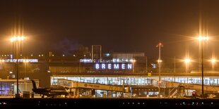 Blick auf den Bremer Flughafen bei Nacht: Die Subvention der Airport-Feuerwehr erzürnt KlimaschützerInnen