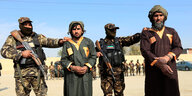 Festgenommene Talibankämpfer werden vom Afghanischen Militär der Presse vorgeführt.