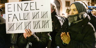 Demonstration gegen rechten Terror mit einem Plakat, auf dem unter dem Wort Einzelfall eine Strichliste abgebildet ist.