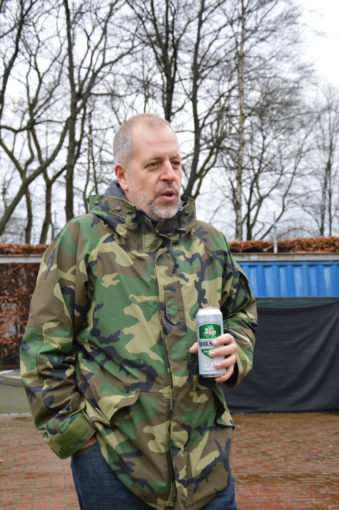 Lotto King Karl steht mit einer Dose Bier auf in einem Open Air Stadion