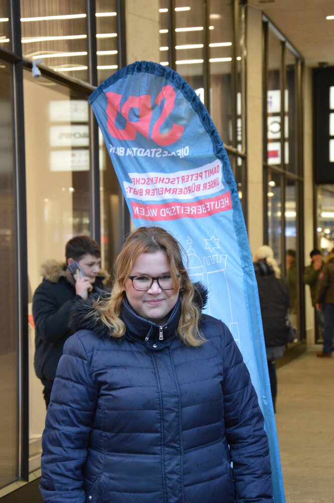 SPD-Kandidatin Julia Barth am Wahlkampfstand