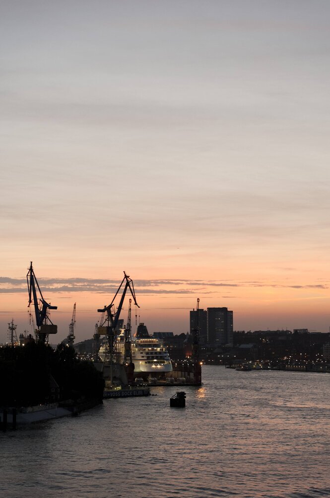 Abendliche Ansicht auf Hamburger Hafen