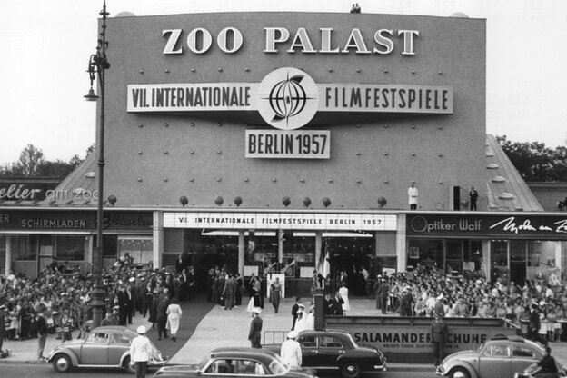 Das Kino Zoo Palast, vor dem sich Autos stauen und viele Menschen stehen