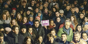 Viele Menschen bei einem Gedenken für die Opfer des rassistischen Anschlags in Hanau.