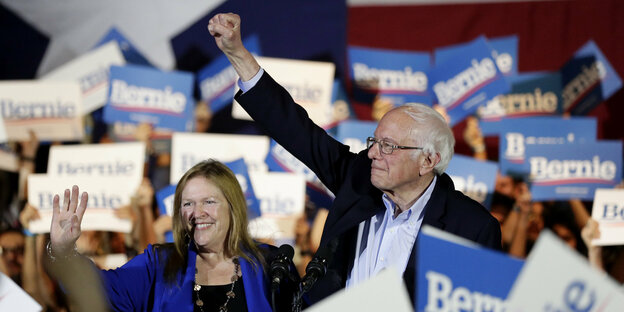 Bernie Sanders reckt bei einer Wahlkampfveranstaltung den Arm in die Höhe.