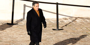 Frankreichs Ex-Premier Francois Fillon spaziert durch Paris
