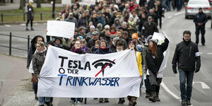 DemonstantInnen mit Plakat: "Tesla oder Trinkwasser"