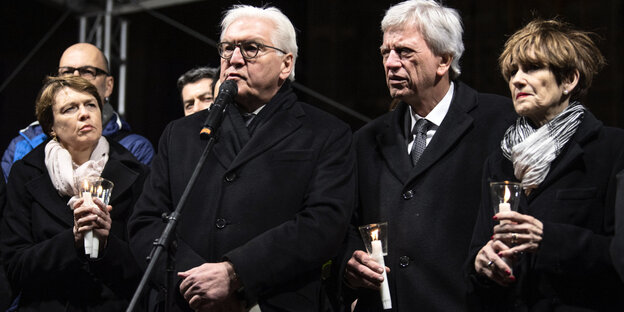 Der Bundespräsident spricht ins Mikrofon auf der Trauerfeier in Hanau