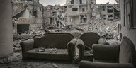 Sofas in einem zerbombten Haus in Idlib