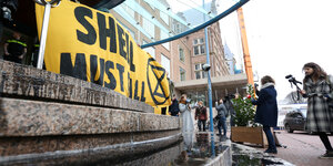 AktivistInnen blockieren die Firmenzentrale von Shell
