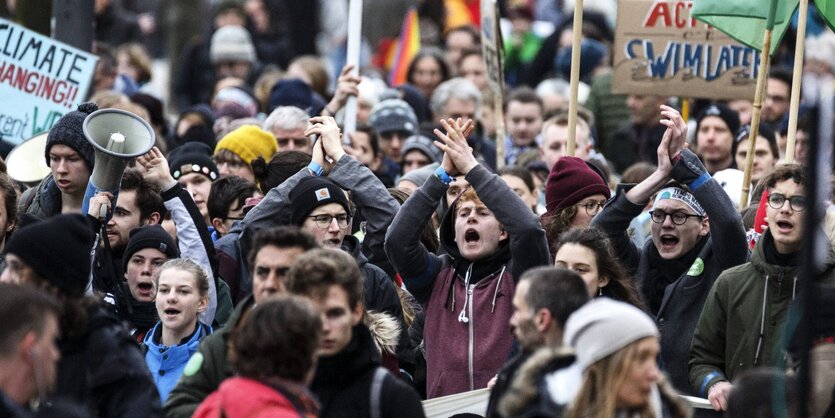 Junge Menschen mit Plakaten und Fahnen auf der Fridays for Future Demonstration