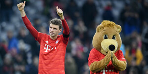 Thomas Müller vom FC Bayern München jubelt. Neben ihm jubelt auch: Das Bären-Maskottchen Berni