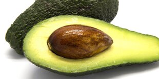 Eine aufgeschnittene Avocado