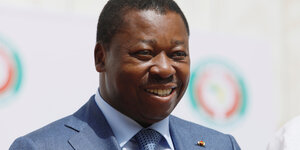 Togos Präsident Faure Gnassingbe lacht.