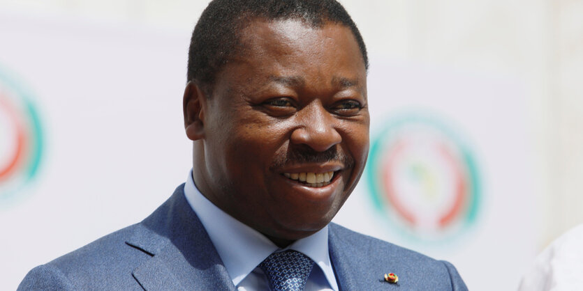 Togos Präsident Faure Gnassingbe lacht.