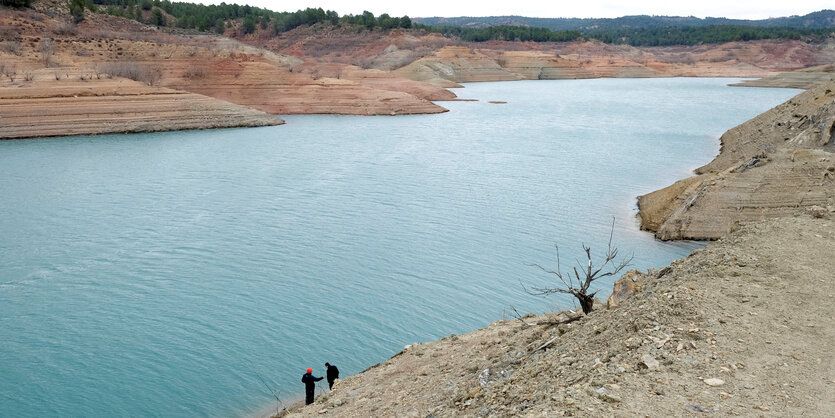 Landschaftsaufnahme eines Wasserresevoires