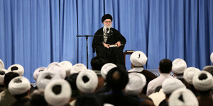 Ali Chamenei hält eine Rede