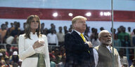Melania und Donald Trump mit Modi im Stadion