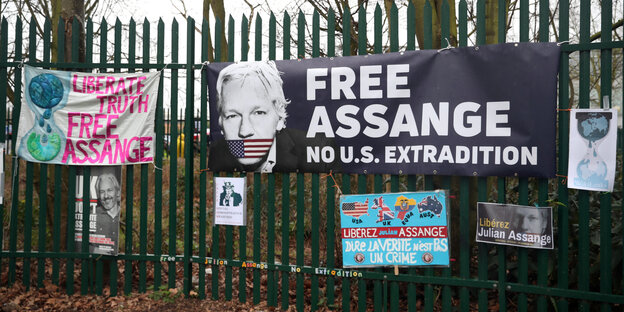 Plakate am Zaun gegen Assanges Auslieferung