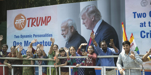 Großplakat im Modi und Trump in Ahmedabad.