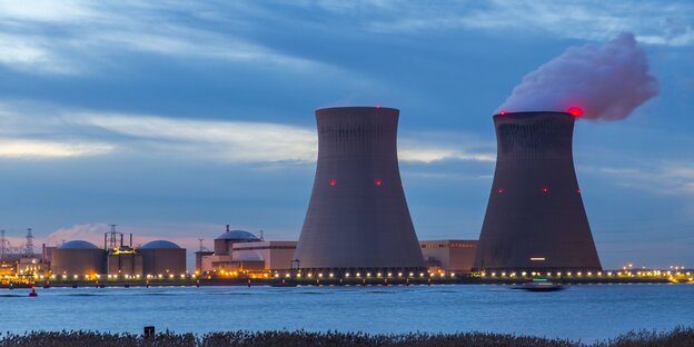 Die Kühltürme des Atomkraftwerks Doel