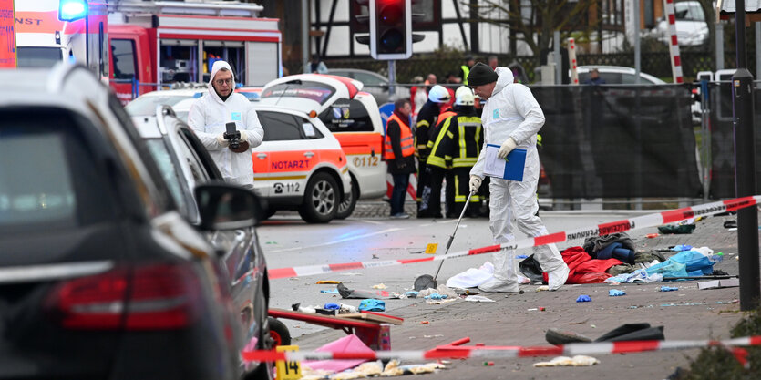 insatzkräfte nehmen an der Unfallstelle in Volkmarsen Spuren auf.
