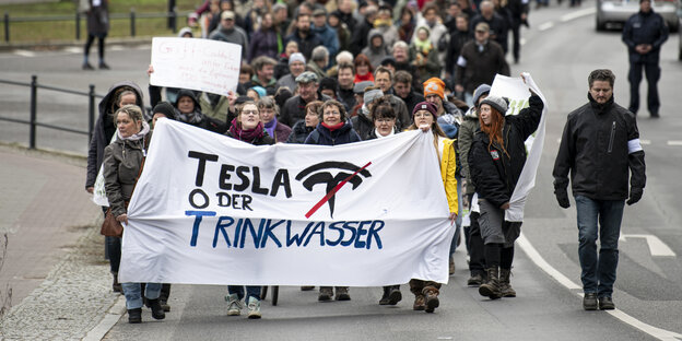 Demo gegen Gigafactory: "Tesla oder Trinkwasser" steht auf einem Banner eines Demozuges von rund 200 Menschen