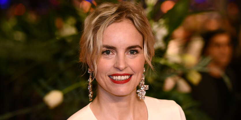 Nina Hoss lächelt in die Kamera