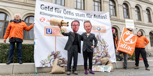 Aktivisten mit Masken von Verkehrsminister Scheuer und VW Vorstand Herbert Diess