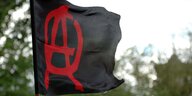Eine schwarze Fahne mit rotem Anarchie-A