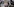Ein Foto wird vor chinesischen Schriftzeichen aufgehängt