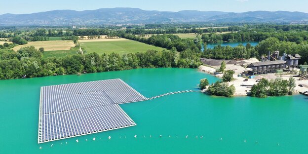 schwimmende Solar Anlage auf einem See