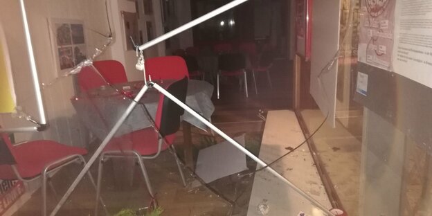 Die zerstörte Scheibe eines Parteibüros der Linken in der Bremer Neustadt