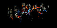 Menschen sitzen nachts in einem Schlauchboot auf dem Meer