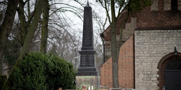 Ein Denkmal für gefallene Soldaten im Ersten Weltkrieg auf einem Kirchengrundstück in Berlin-Biesdorf