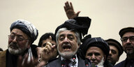 Abdullah Abdullah hält eine Rede, umringt von Maennern