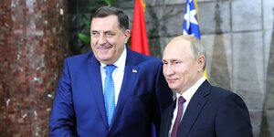 Milorad Dodik und Wladimir Putin schütteln sich die Hände