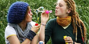 Zwei Frauen speilen mit Seifenblasen