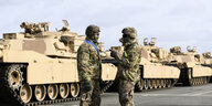 Ketten- und Radfahrzeuge der US Armee werden im Rahmen Großübung «Defender Europe 20» in Bremerhaven ausgeladen und von zwei US-Soldaten bewacht.