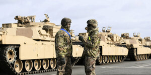 Ketten- und Radfahrzeuge der US Armee werden im Rahmen Großübung «Defender Europe 20» in Bremerhaven ausgeladen und von zwei US-Soldaten bewacht.