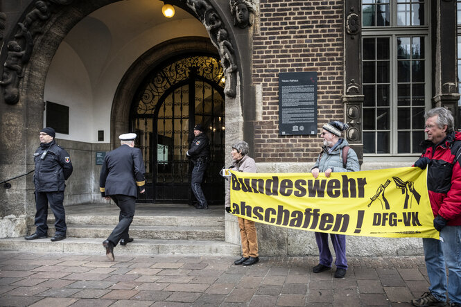 Eine Mahnwache vor dem Bremer Rathaus gegen das Militaer-Manoever DEFENDER 2020.