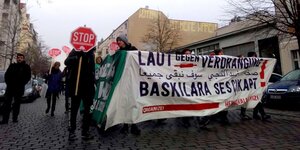 Demonstranten mit Spruchbändern protestieren in Weding gegen eine Zwangsrämung