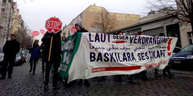 Demonstranten mit Spruchbändern protestieren in Weding gegen eine Zwangsrämung