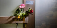 Blumen an der Tür eines Tatorts nach den rassistischen Morden in Hanau..