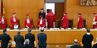 Der Zweite Senat des Bundesverfassungsgerichts: Christine Langenfeld (l-r), Doris König, Monika Hermanns, Sibylle Kessal-Wulf, Vorsitzender Andreas Voßkuhle, Peter M. Huber, Johannes Masing und Ulrich Maidowski