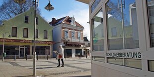 Leerstehende Geschäfte und Schuldnerberatung am Marktplatz von Bremen-Blumenthal