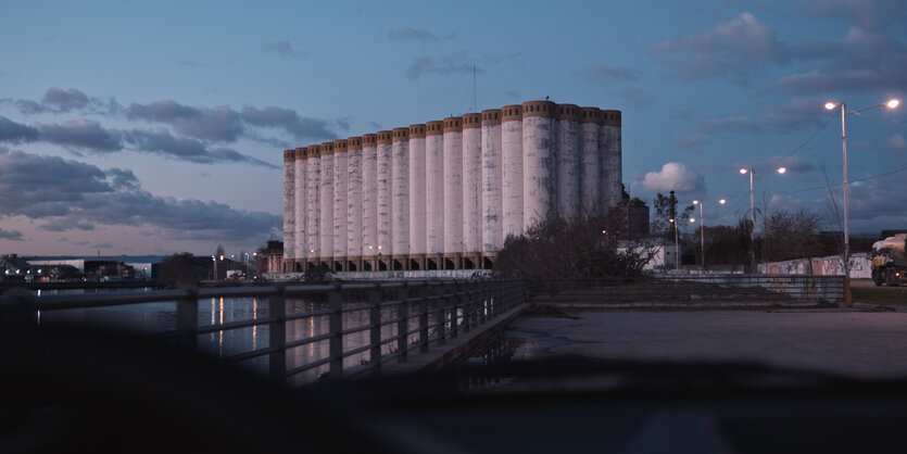 Silos im Abendgrauen