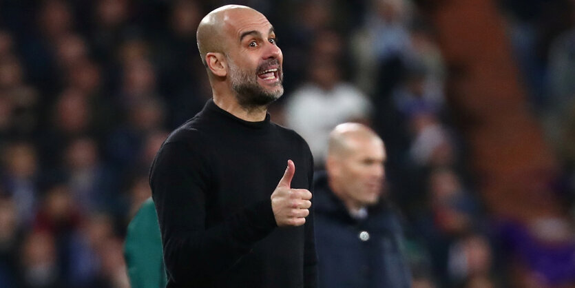 Pep Guardiola zeigt einen Daumen nach oben